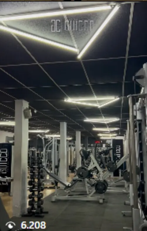 Teto com iluminação geométrica e marca Guicco